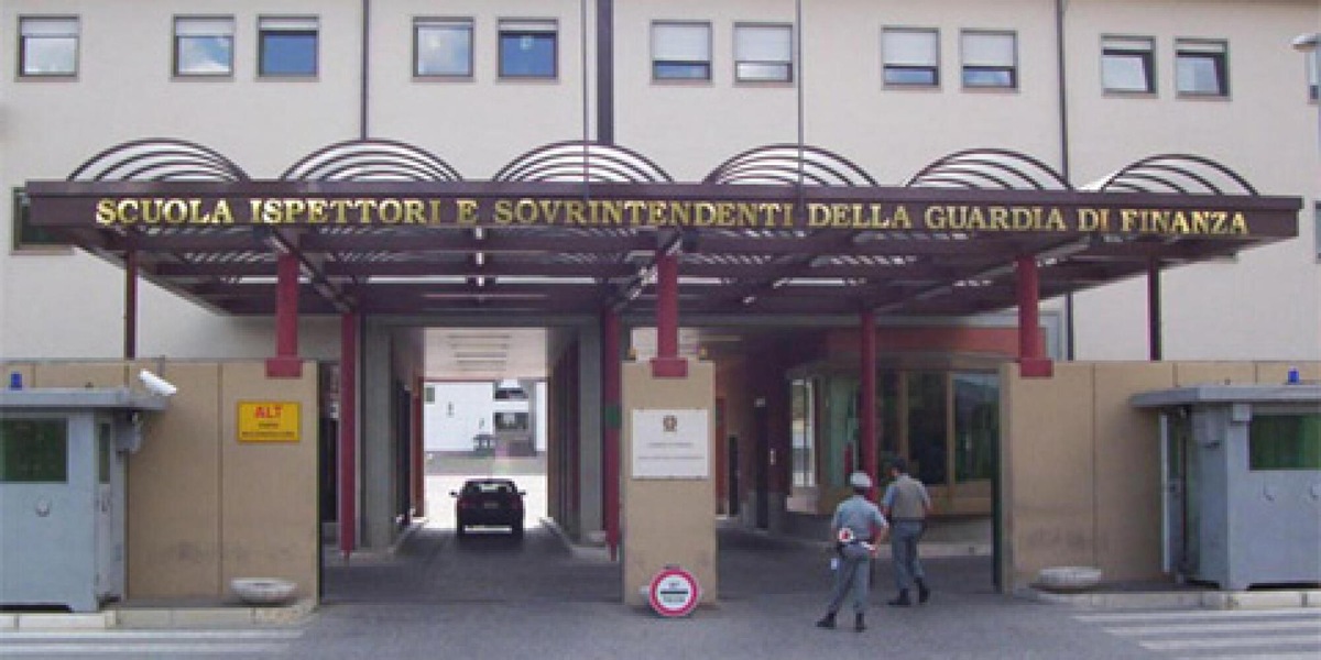 Morta la 22enne precipitata dal palazzo della scuola Gdf all'Aquila