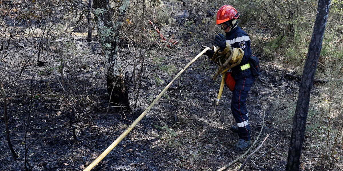 Centinaia di persone fuggono in barca dall'incendio a Cap Ferret