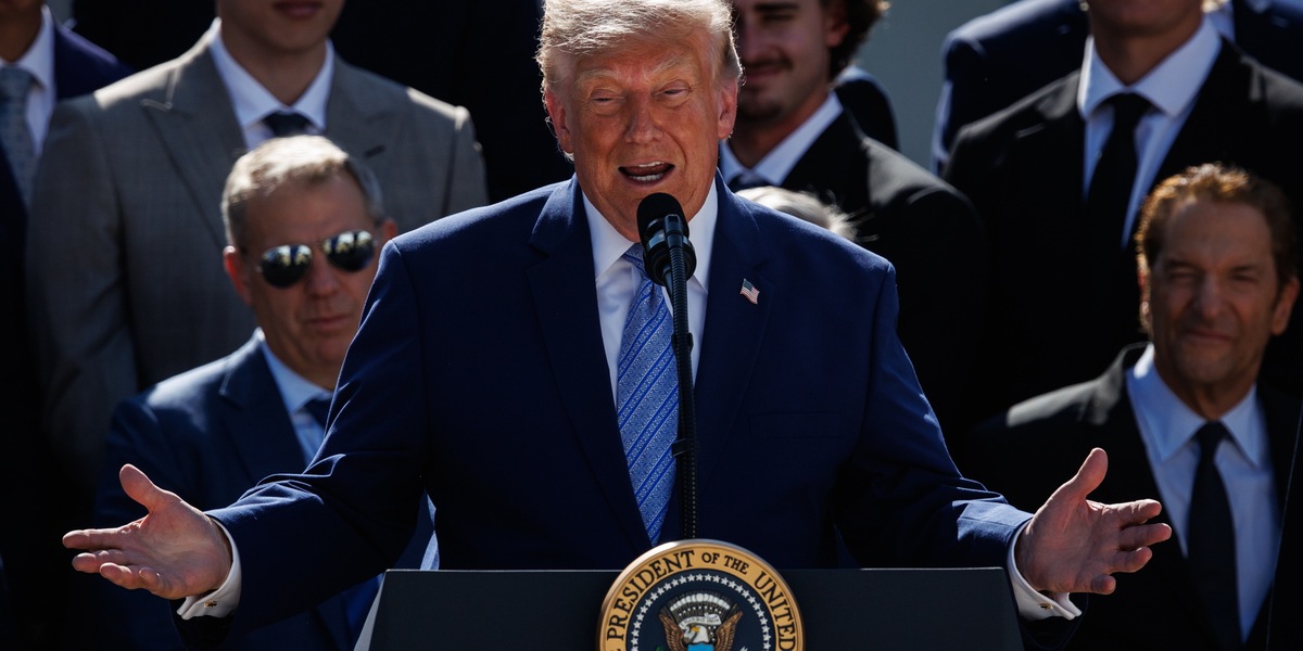 Trump minaccia l'Ue con dazi, 'la pagherà, revochi multe a società Usa'