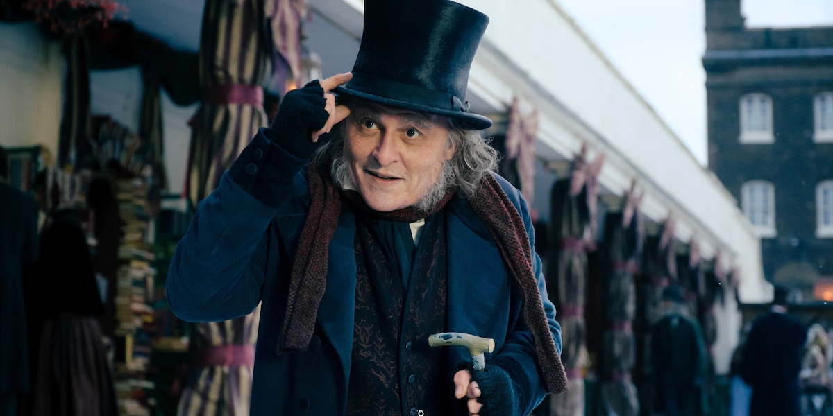 Johnny Depp guida il cast di Scrooge - E gli spiriti del Natale, il nuovo film di Ti West in arrivo a novembre