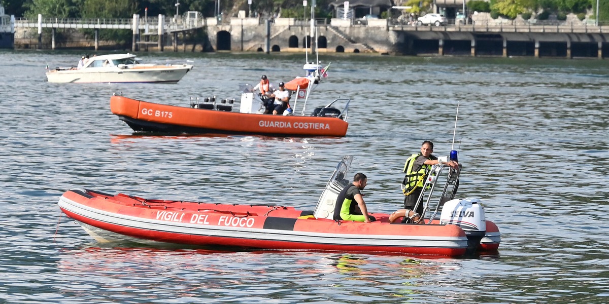 Turista si tuffa con uno dei tre figli nel lago di Como e non riemerge