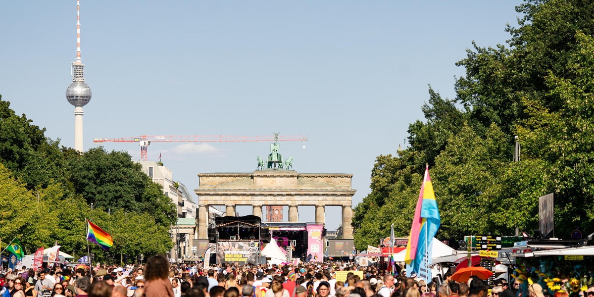 Media, 'veicolo contro la folla a Berlino a margine del Gay Pride, feriti'