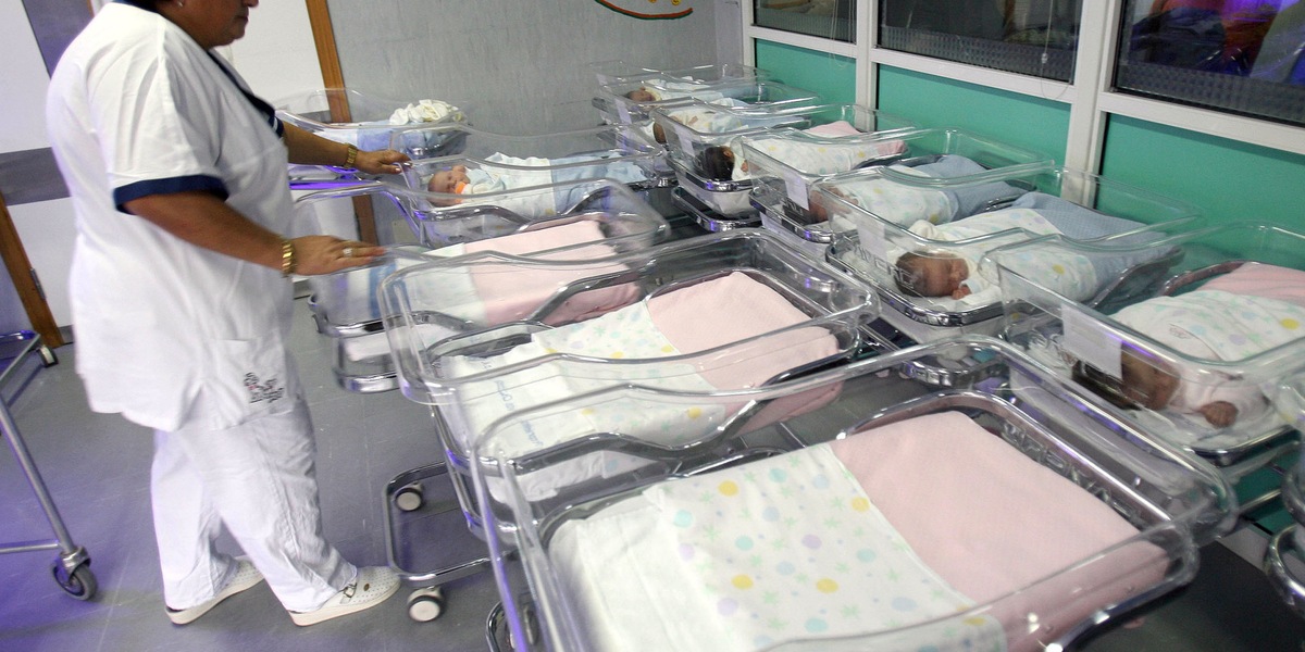 Nel 2025 nati solo 355 mila bambini, nuovo minimo storico dal dopoguerra