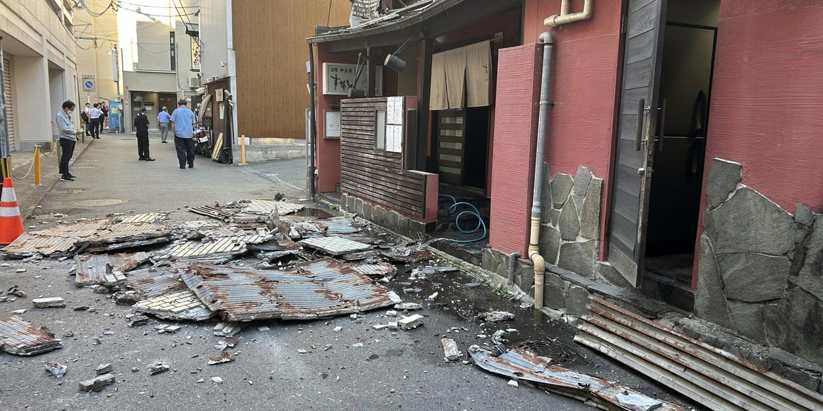 Sisma in Giappone, esplosione in un centro commerciale, persone intrappolate