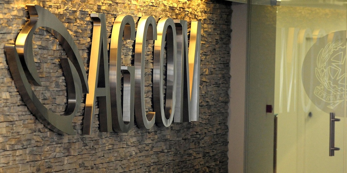 Tutela dei minori online e verifica dell'età, Agcom ordina blocco sito Escort Advisor