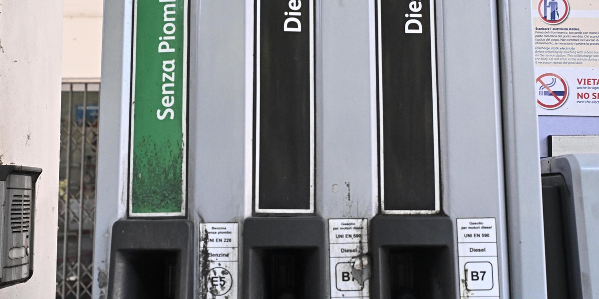 Mimit, prezzo medio self benzina a 1,989 euro al litro, gasolio a 2,066