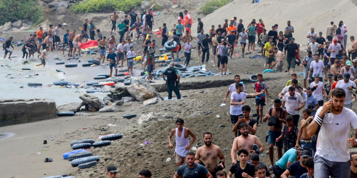 Madrid mobilita l'esercito per far fronte alla crisi dei migranti a Ceuta