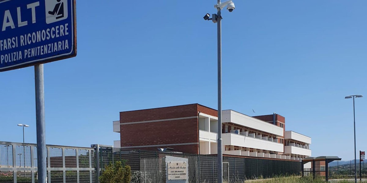 Incendio nel carcere di Sassari, detenuto muore carbonizzato