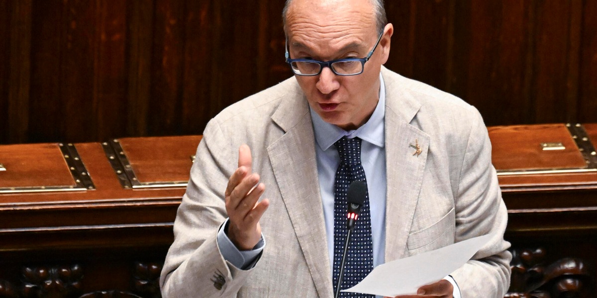 Valditara, divieto burqa a scuola per la dignità delle donne