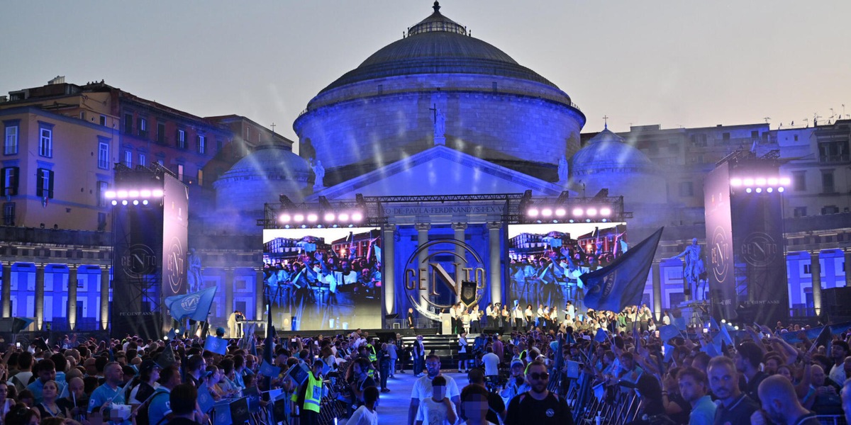 Cento anni di calcio e passione, Napoli si tinge d'azzurro per la festa