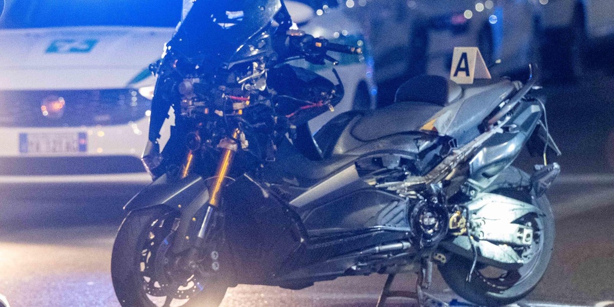 Lo scambia per un rivale e lo uccide investendolo