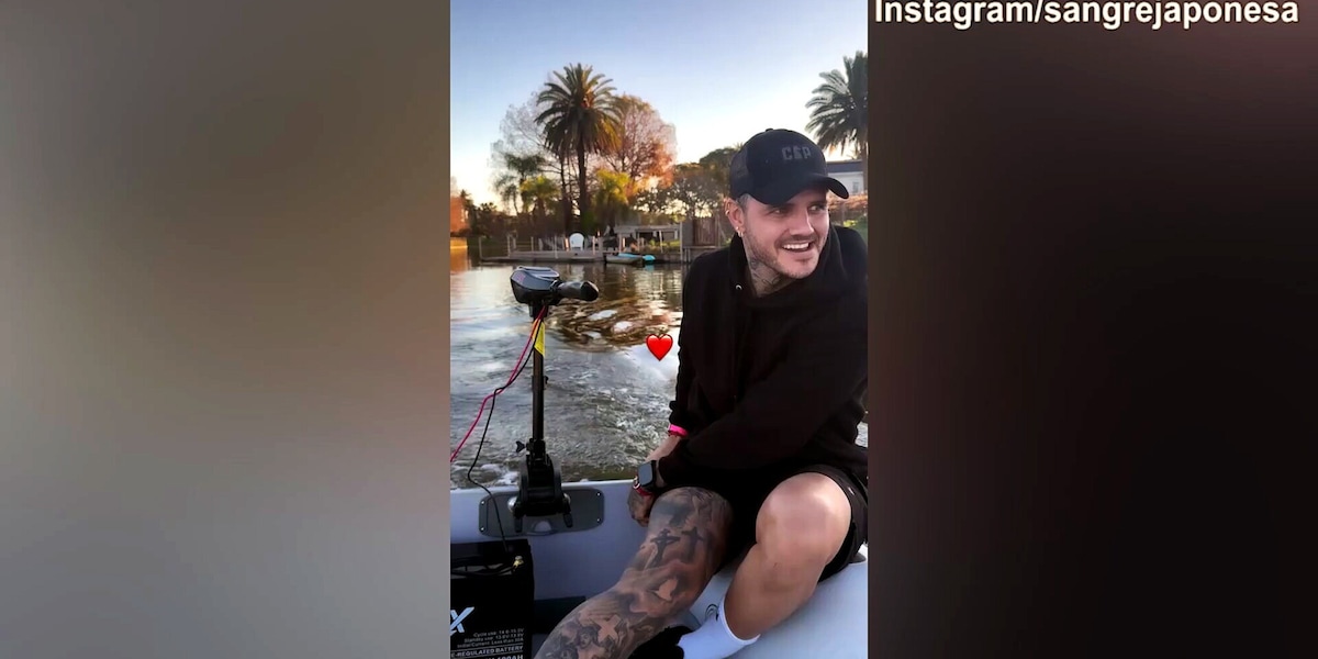 Mauro Icardi guida l'imbarcazione insieme alla sua China