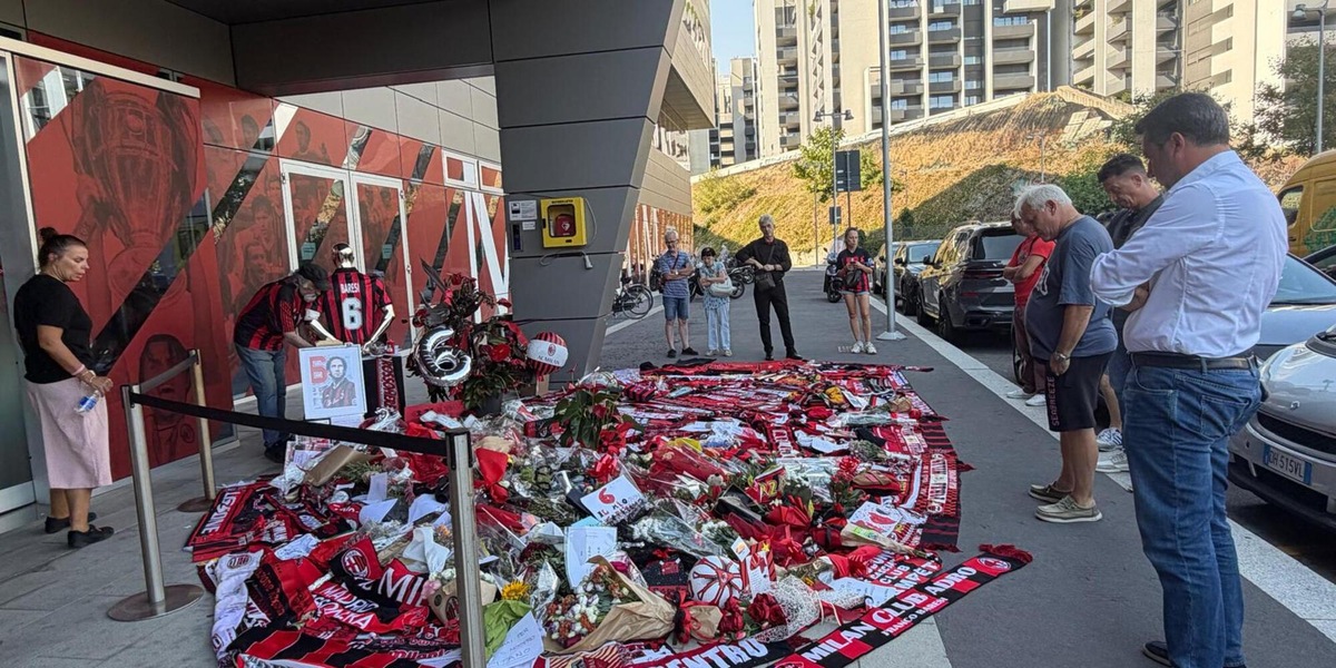 Salvini lascia sciarpa con il 6 di Baresi a Casa Milan, 'è stato un esempio'