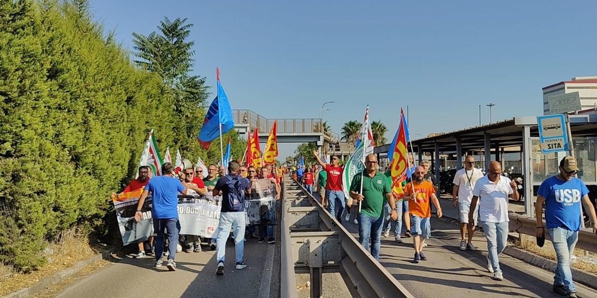 Ilva, sciopero e blocchi, Urso cerca una cordata italiana