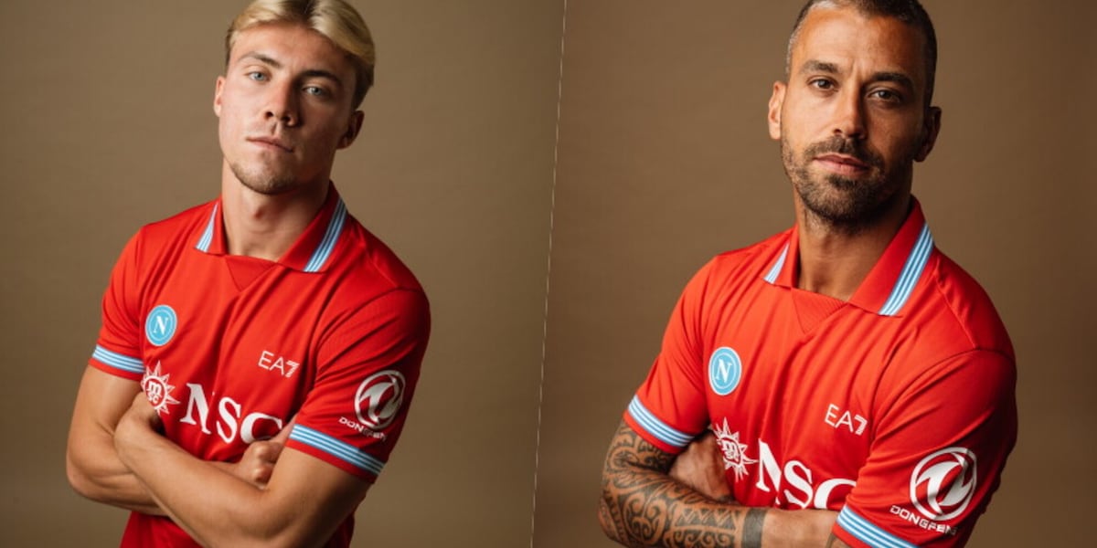 Spinazzola e Hojlund posano con la terza maglia: “Tutto il Rosso di Napoli”