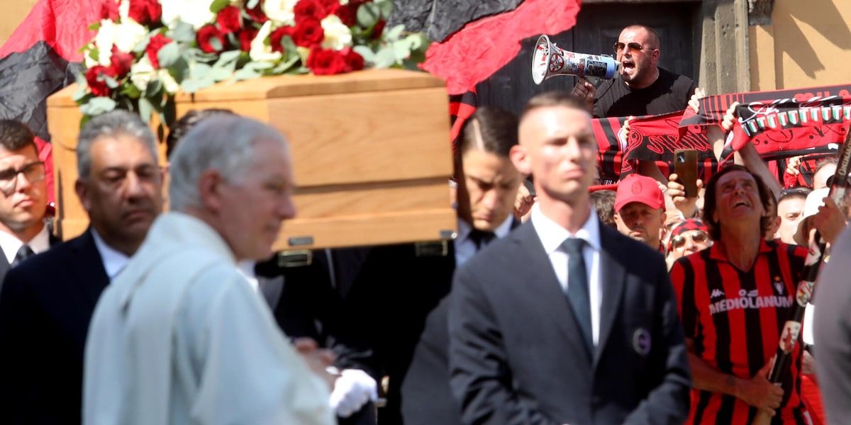 Baresi: gli ex compagni portano la bara all'uscita dalla basilica