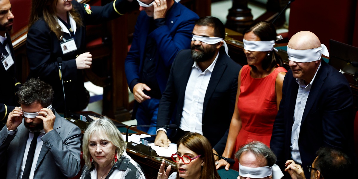 I deputati Avs in Aula si bendano gli occhi per protesta sul caso Delmastro