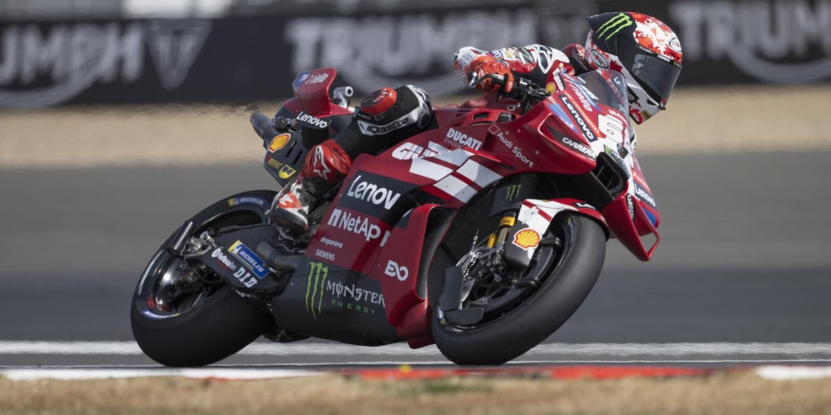 MotoGP LIVE, Silverstone: caduto Bagnaia, Fernandez in testa. Martin e Bezzecchi inseguono