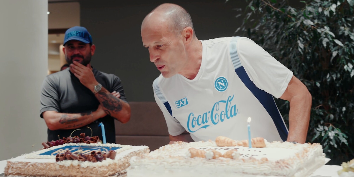 Allegri festeggia il compleanno e spegne le candeline sulla torta. Prima però parla alla squadra...