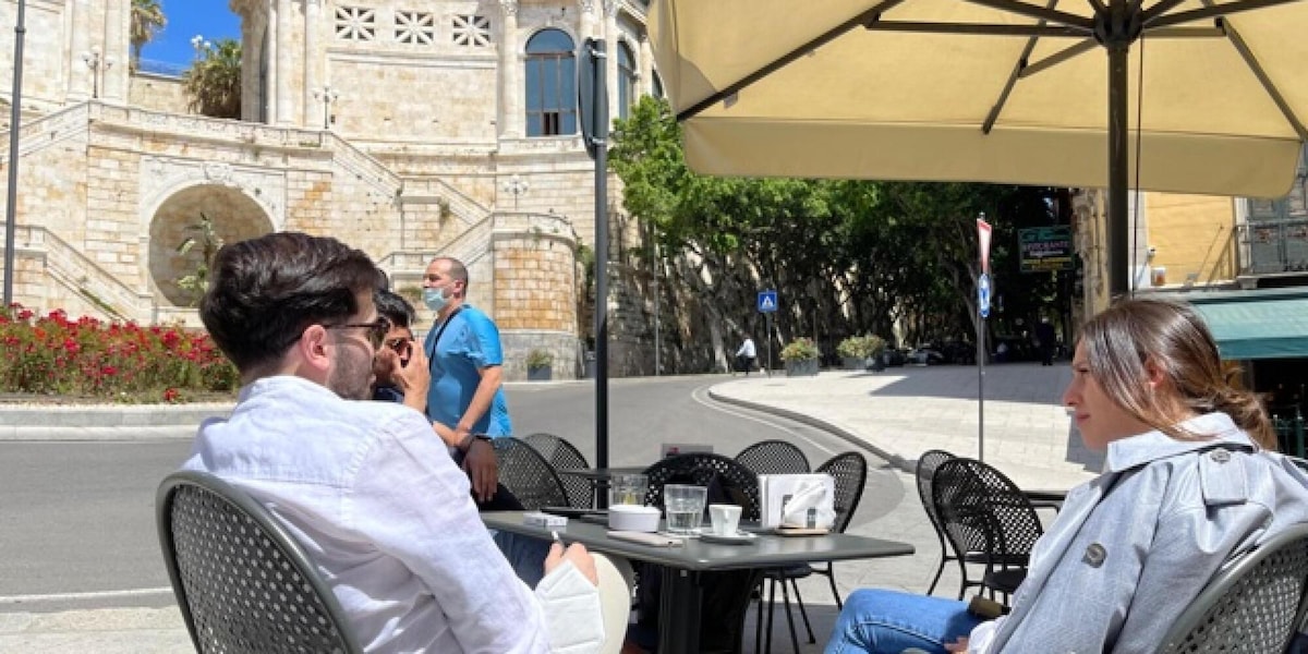 Istat, caro-vacanze, mangiare e dormire fuori costa il 3,4% in più del 2025