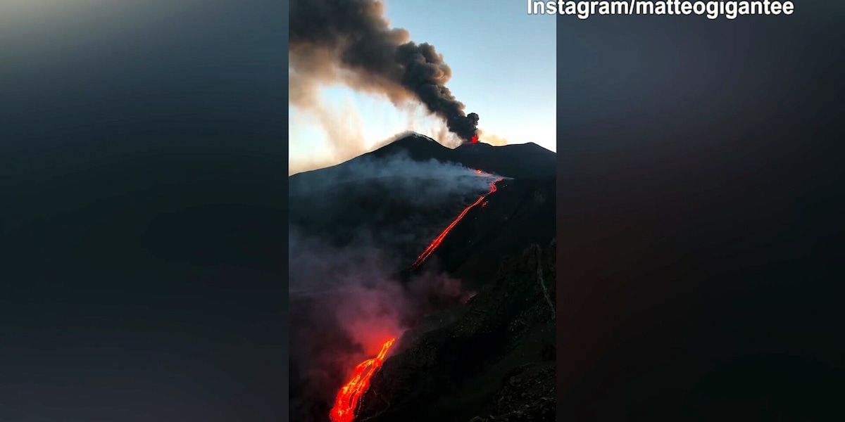 Etna in eruzione, lo spettacolo visto da lontano da Matteo Gigante