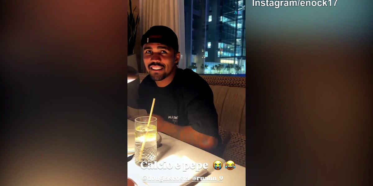 Enock Balotelli 'sfotte' Douglas Costa: "Che pasta mangi?"