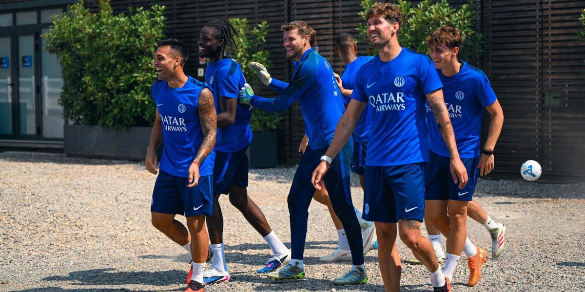 Stones si prende già l'Inter: risate con Lautaro prima dell'allenamento FOTO