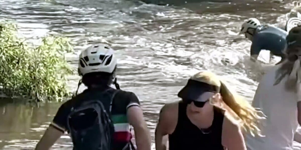 Ciclista finisce sott'acqua mentre cerca di attraversare un fiume: attimi di panico in Arizona