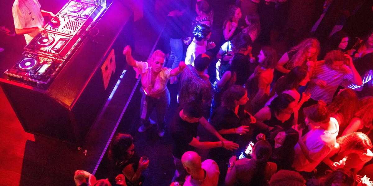 Conosce un uomo in discoteca a Milano, 'mi ha violentata'