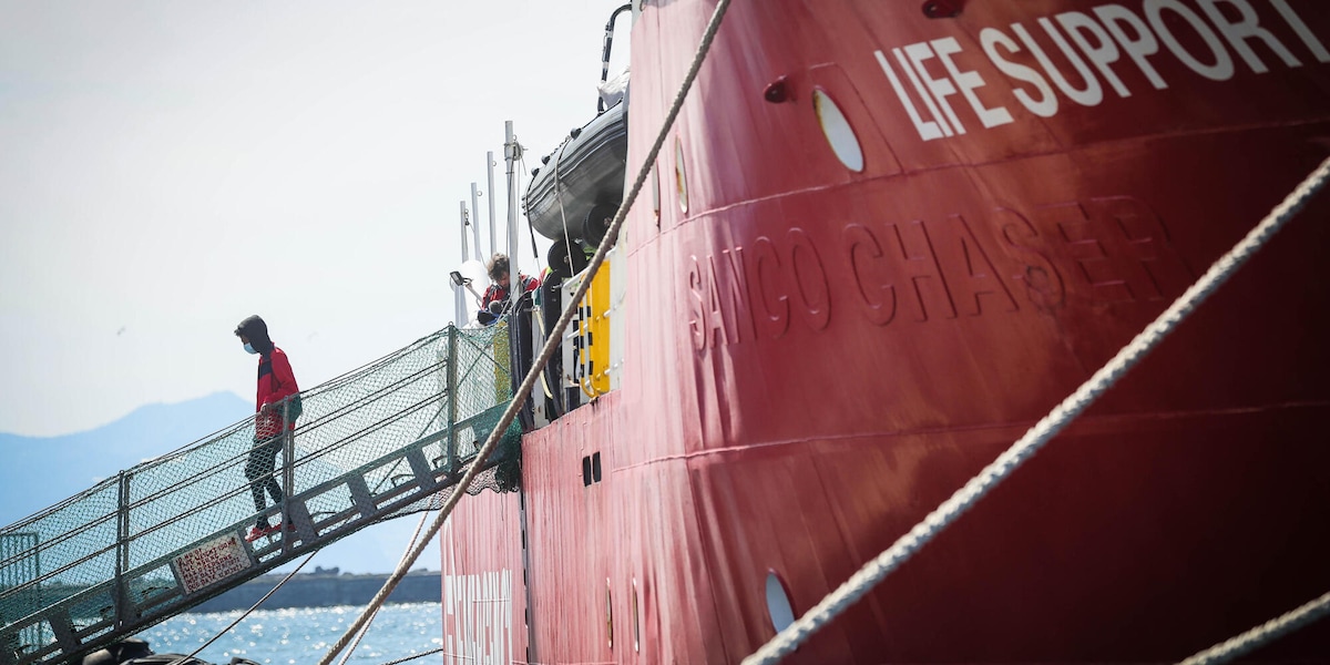 Nave di Emergency soccorre un'imbarcazione, 7 migranti morti