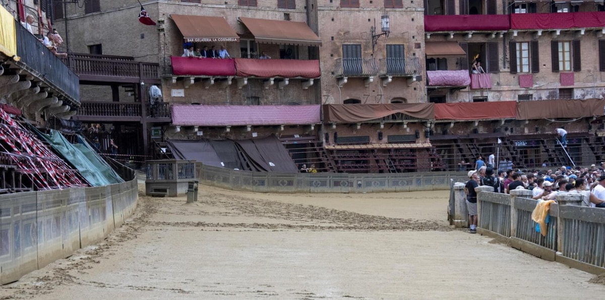Rinviato per maltempo il Palio di Siena: pioggia e fulmini sulla Toscana