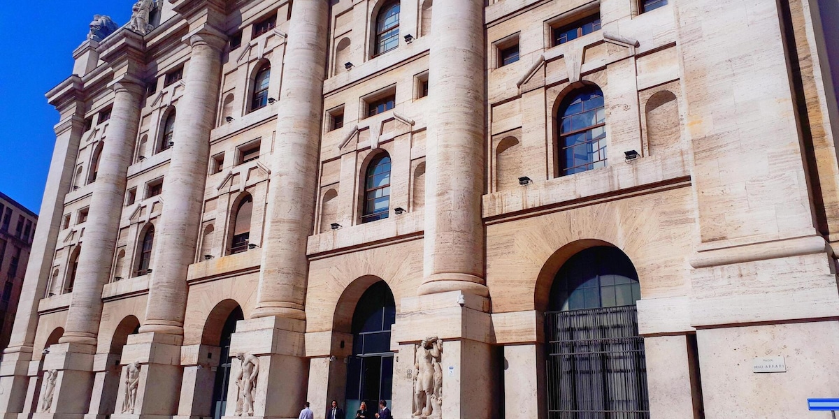 Borsa: Milano chiude poco variata, +0,01%