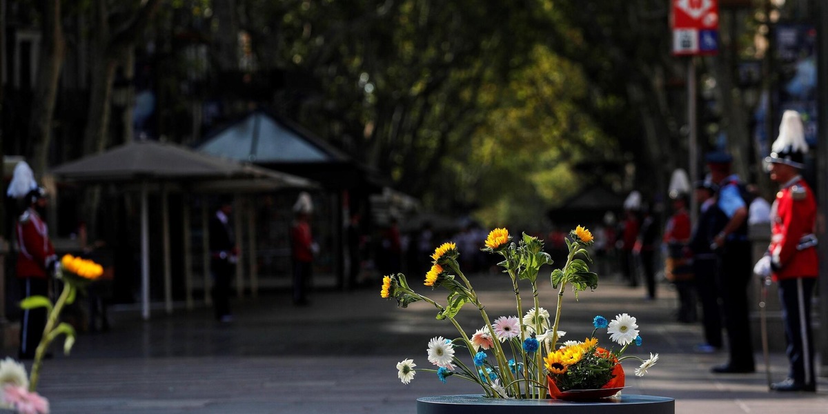 Barcellona ricorda le 16 vittime degli attentati jihadisti di 9 anni fa