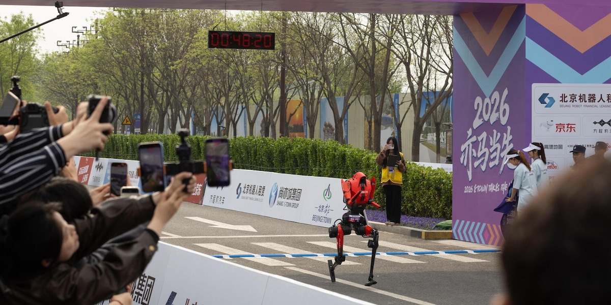 Robot cinese corre i 100 metri in 9"32, battuto il record di Bolt