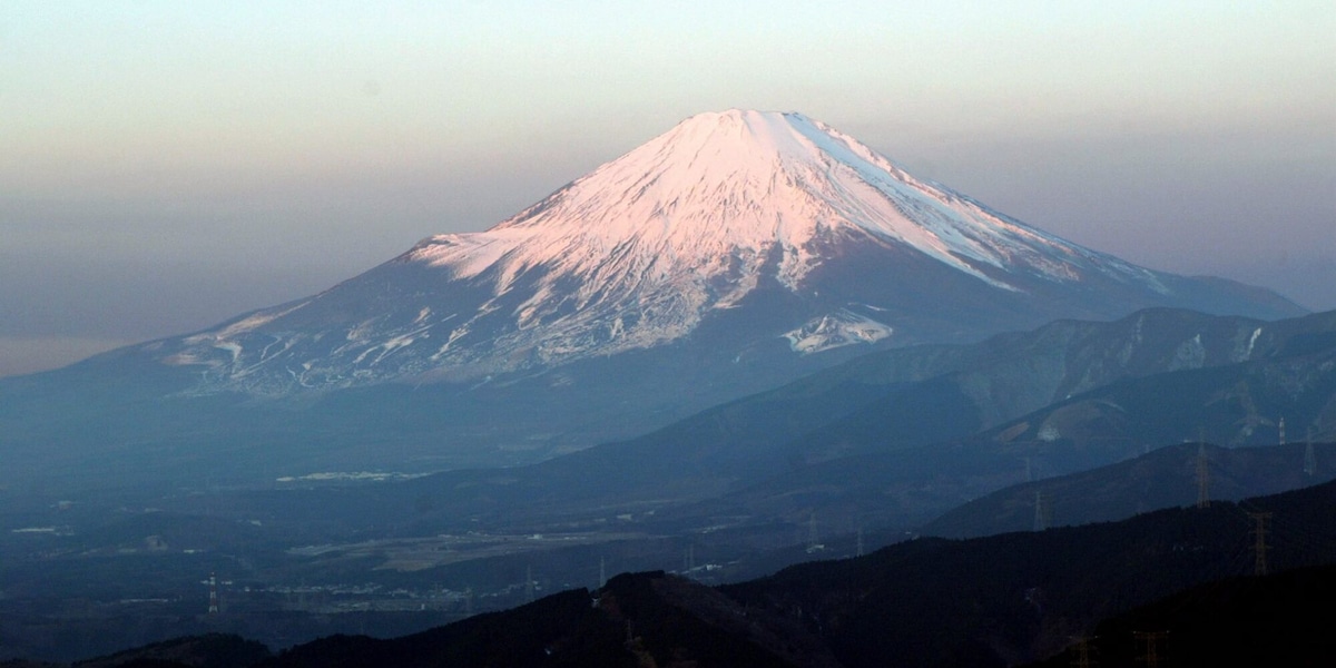 Un padre giapponese abbandona il figlio di 7 anni per ore per scalare il Monte Fuji