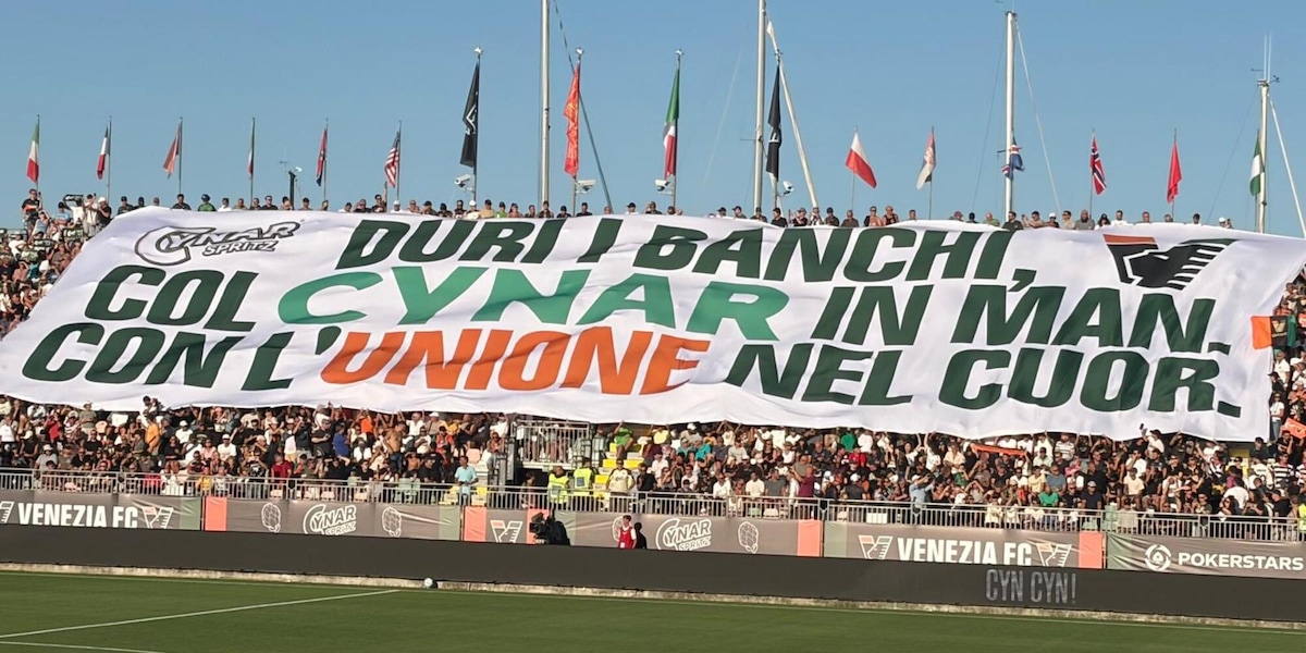 Calcio: 'Duri i banchi', uno striscione accoglie il ritorno del Venezia in A