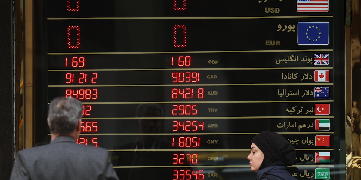Valuta Iran crolla al minimo storico contro il dollaro
