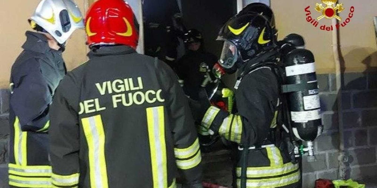 Incendio in uno scantinato a Bologna, soccorsi anche due bambini