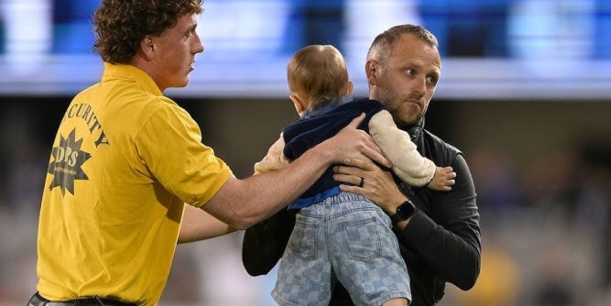 Bambino entra in campo durante la partita: "Papà, sono qui per aiutarti"