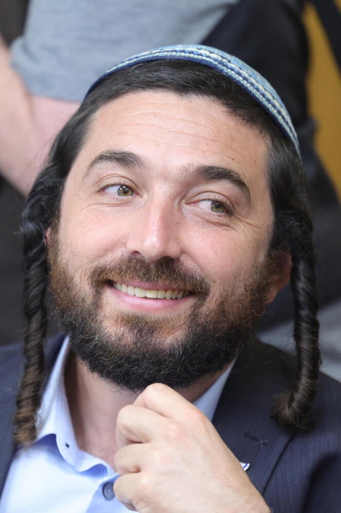 Deputato di estrema destra israeliano distrugge monumento palestinese vicino Nablus