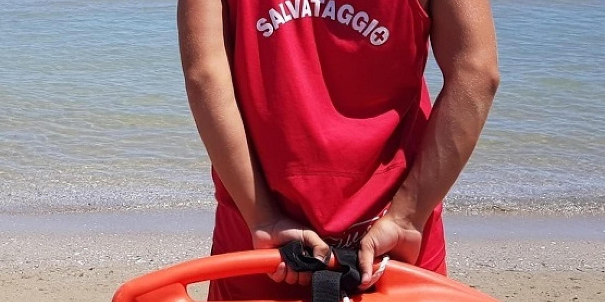 Bagnino annega con l'uomo che stava soccorrendo