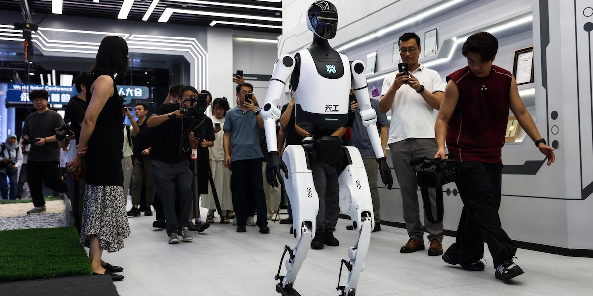 Robot umanoide cinese corre i 100 metri in 8,86 secondi