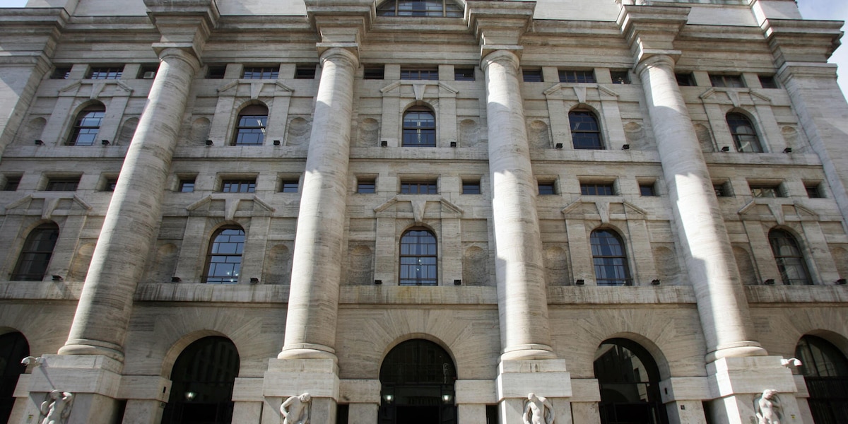 Borsa: Milano migliora (+0,25%), volumi record per A2a, cede Eni
