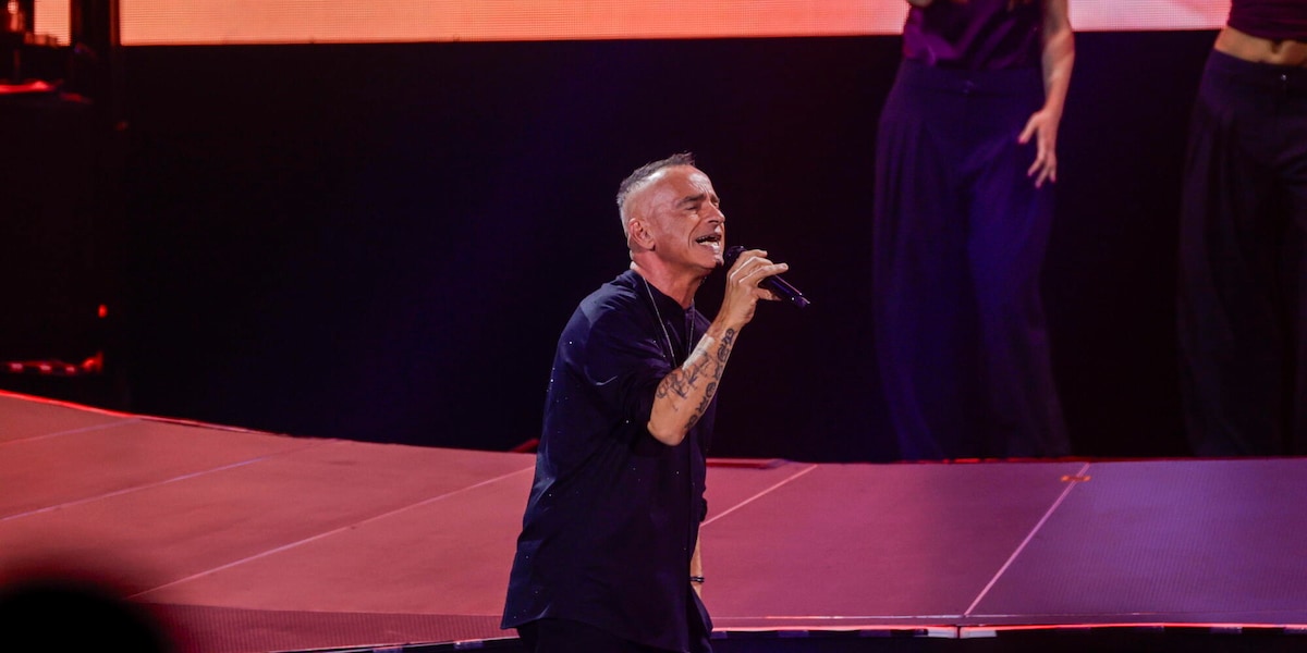 Eros Ramazzotti operato alle corde vocali, "sto bene, ma devo riposare. Stop al tour"