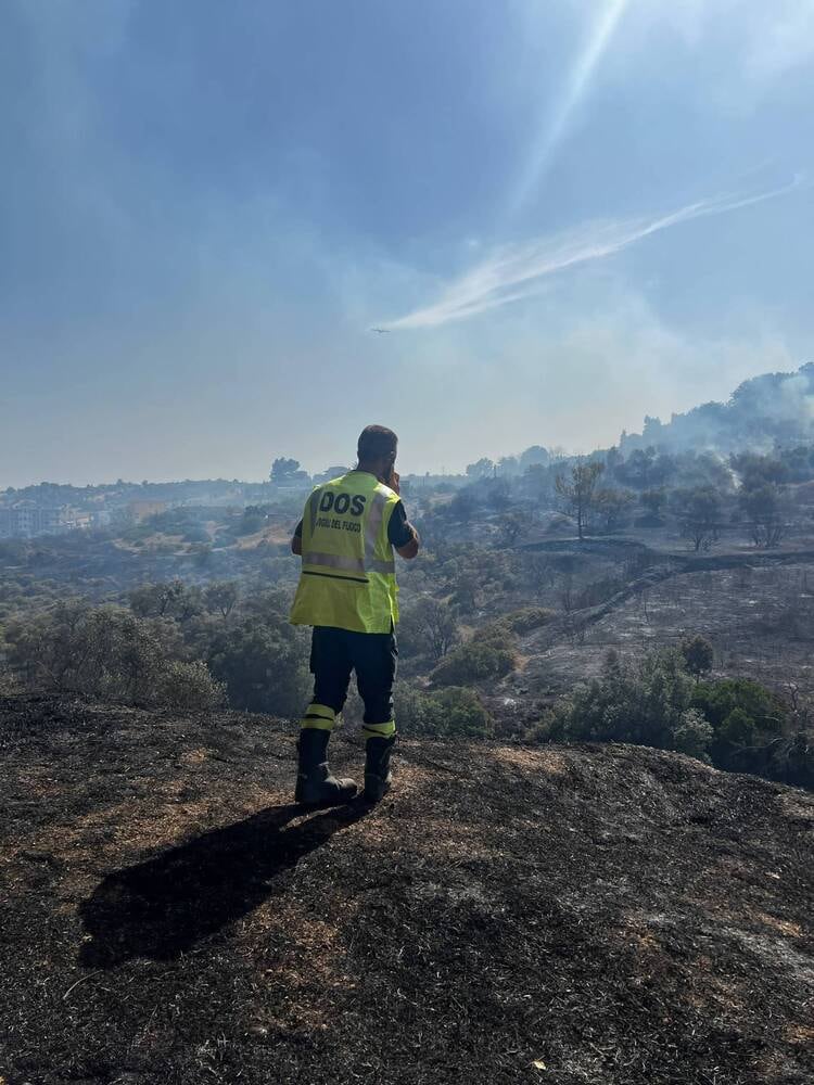 Tre incendi vicino alle abitazioni, evacuate famiglie nel Tarantino