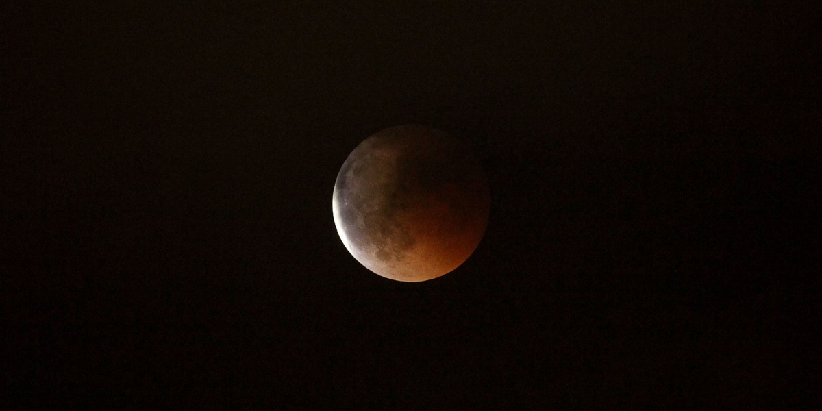 Stanotte lo spettacolo dell'eclissi di Luna, il massimo sarà all'alba