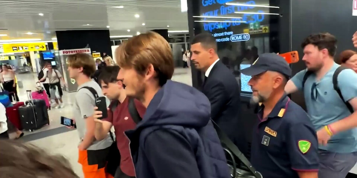 Roma, ecco De Roon: il primo saluto ai tifosi