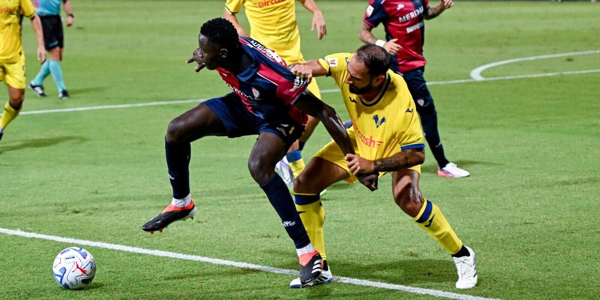 Cagliari beffato nel finale: il Verona passa con Mulattieri e sfiderà la Roma