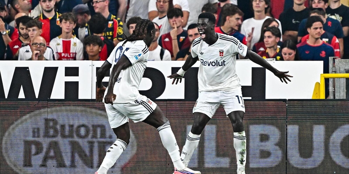 Il Como travolge il Genoa, Fabregas cala il poker e vola da solo in vetta per una notte. Esordio con assist per Kean. Terzo ko di fila per De Rossi