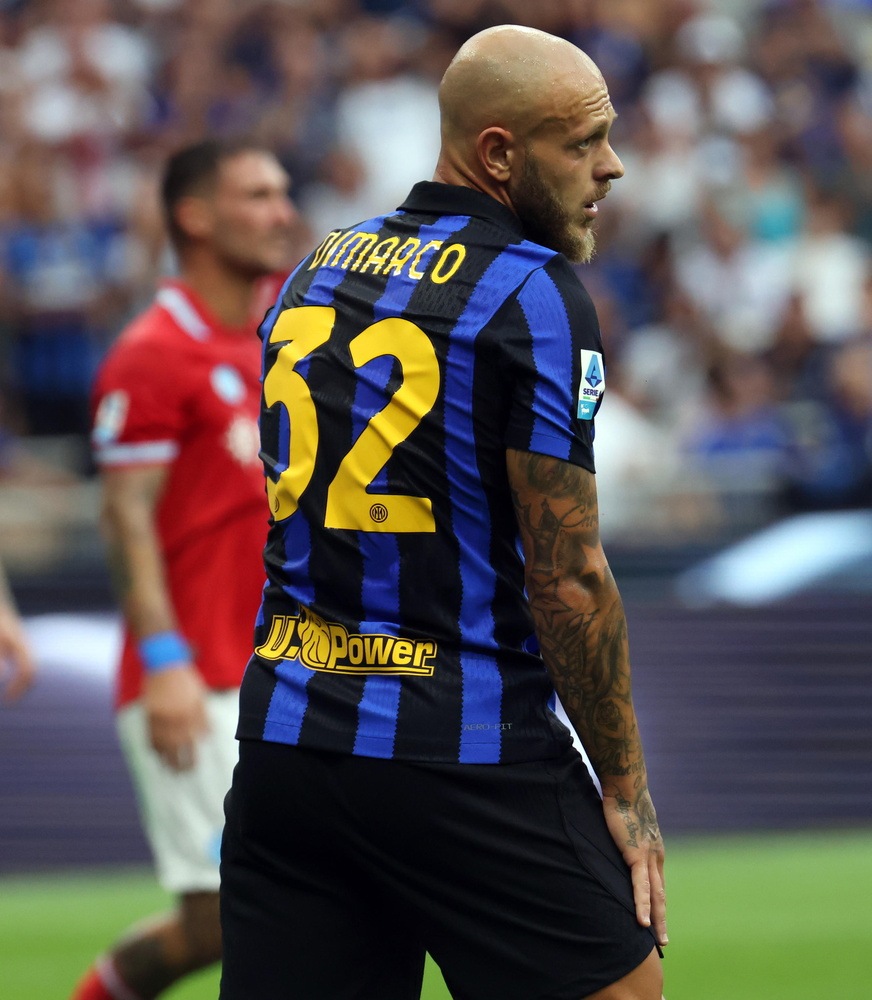 Inter: lieve distorsione al ginocchio per Dimarco